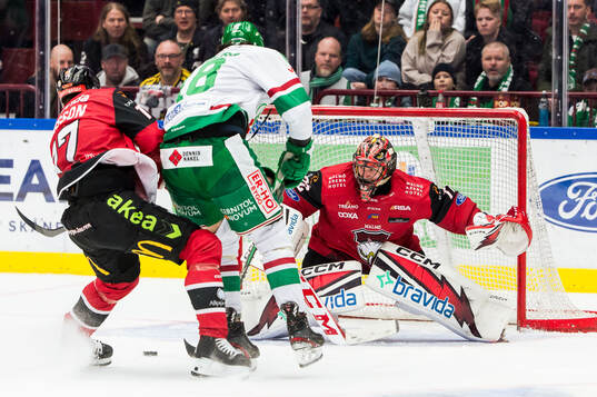 Rögles Dennis Everberg och Malmö Redhawks målvakt Daniel