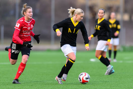 Trelleborgs Sofie Rewucha och AIKs Emelie Jansson
