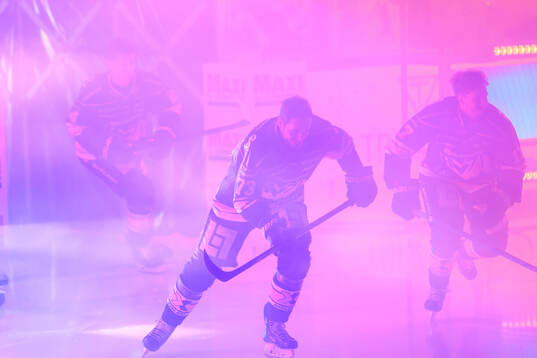 HV71s Nicholas Shore åker ut på isen innan
