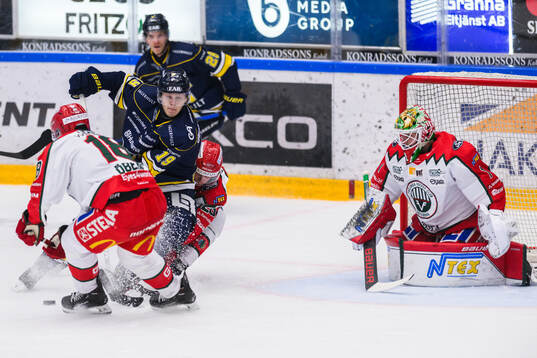 HV71s Henrik Borgström  framför Frölundas målvakt Lars