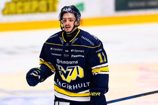 HV71s Isac Brännström jublar