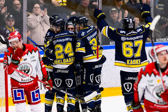 HV71s Isac Brännström jublar med lagkamrater