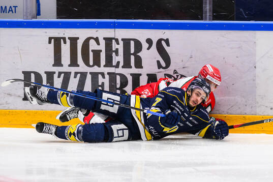 HV71s Isac Brännström och Frölundas Isac Heens