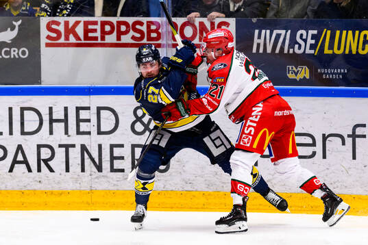 HV71s Robert Nardella och Frölundas Jere Innala