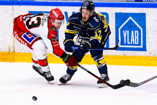HV71s Isac Brännström och Frölundas Isac Born