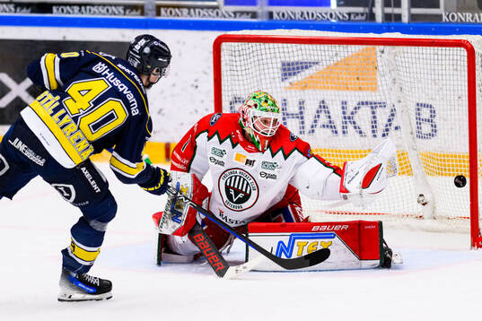 HV71s Oskar Stål-Lyrenäs och Frölundas målvakt Lars