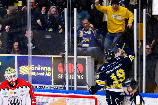 HV71s Henrik Borgström jublar