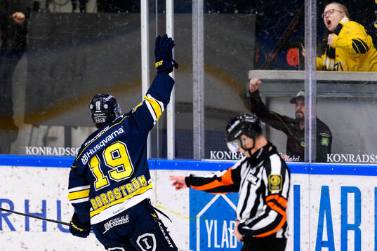 HV71s Henrik Borgström jublar