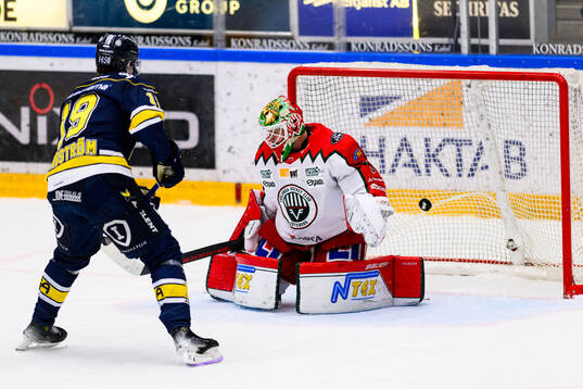 HV71s Henrik Borgström och Frölundas målvakt Lars