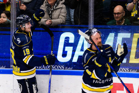 HV71s Henrik Borgström jublar