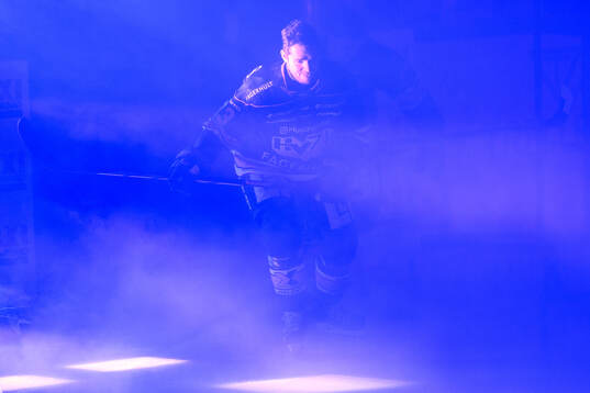 HV71s Nicholas Shore åker ut på isen innan