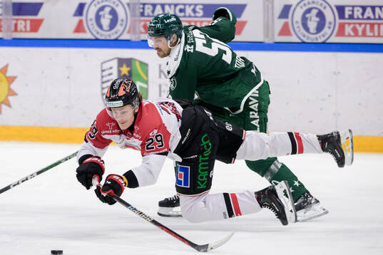 Örebros Milton Oscarson och Färjestads August Tornberg