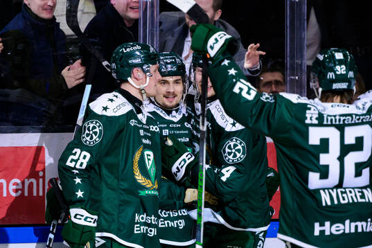 Färjestads David Tomasek jublar