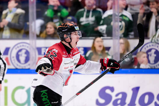 Örebros Robert Leino jublar