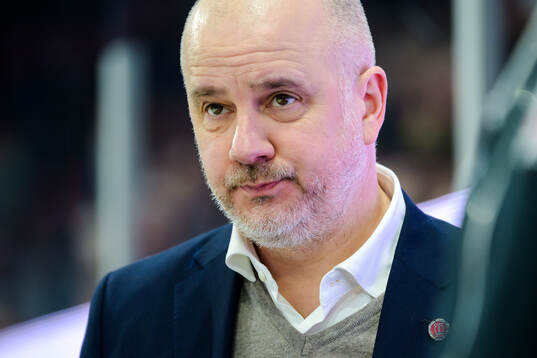 Örebros assisterande tränare Stefan Nyman deppar