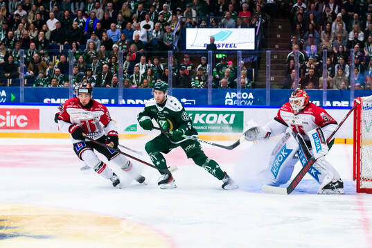 Örebros Glenn Gustafsson och målvakt Jonas Arntzen