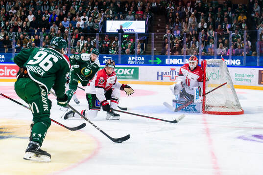 Örebros Glenn Gustafsson och målvakt Jonas Arntzen