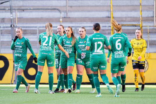 Ljungskile SKs Tilda Magnusson Tell jublar med lagkamrater