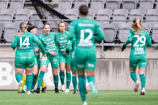Ljungskile SKs Amelia Hallberg jublar med lagkamrater