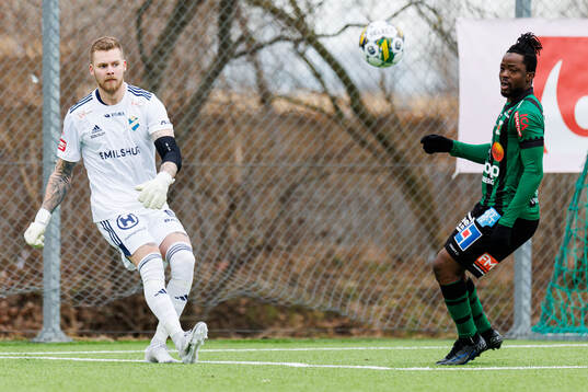 Östers IFs målvakt Robin Wallinder och Varbergs Azeez