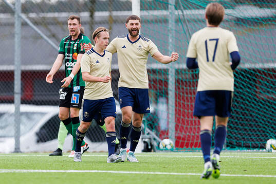 Östers IFs David Seger och Alibek Aliev jublar