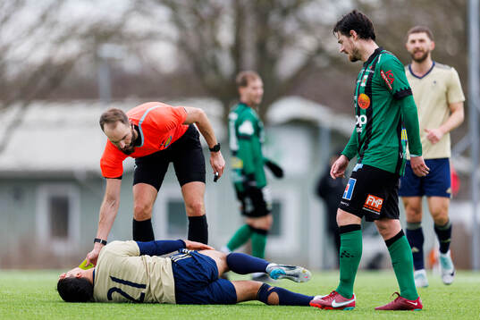 Östers IFs Lukas Bergquist har ont samtidigt som Varbergs
