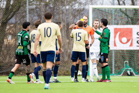 Östers IFs Ivan Kricak får gult kort av Domare Andreas