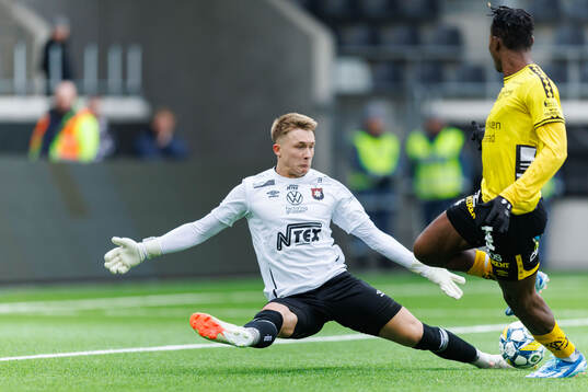 Örgrytes Alex Rahm räddar framför Elfsborgs Jalal