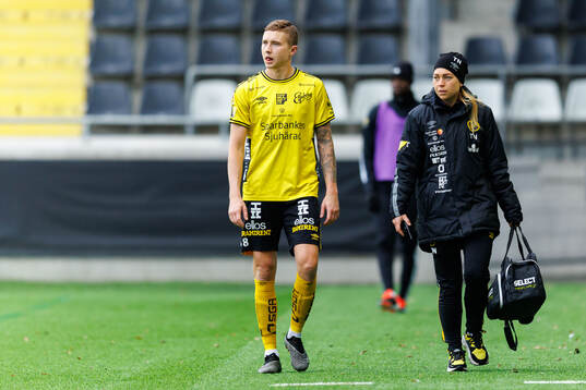 Elfsborgs Sebastian Holmén lämnar planen skadad