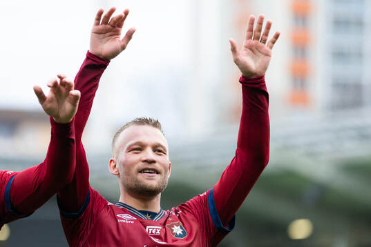 Örgrytes Nicklas Bärkroth jublar