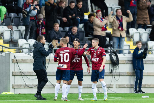 Örgrytes Nicklas Bärkroth jublar med lagkamrater