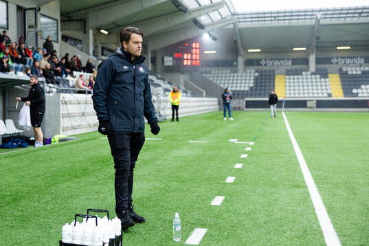 Örgrytes tränare Andreas Holmberg innan fotbollsmatchen i