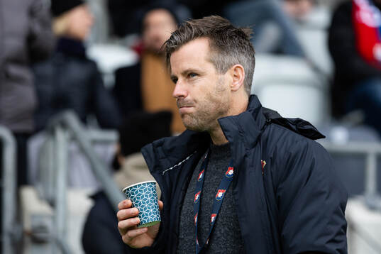 Örgrytes sportchef Pontus Farnerud innan fotbollsmatchen i
