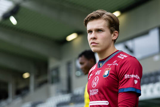 Örgrytes Isak Dahlqvist innan fotbollsmatchen i Svenska