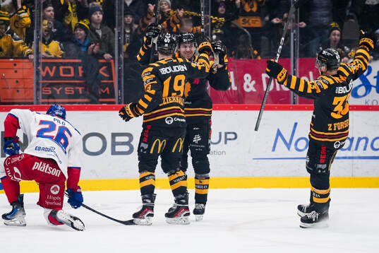 Skellefteås Martins Dzierkals och Pär Lindholm jublar