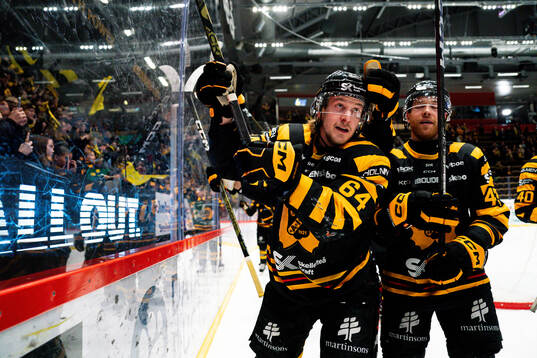 Skellefteås Jonathan Pudas och Filip Sandberg jublar
