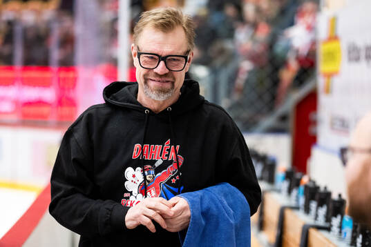 Timrås materialförvaltare Anders Huss med Jonathan
