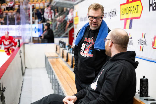 Timrås materialförvaltare Anders Huss med Jonathan