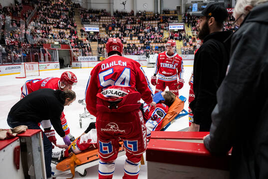 Timrås Sebastian Hartmann lämnar arenan