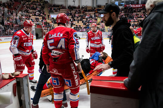Timrås Sebastian Hartmann lämnar arenan