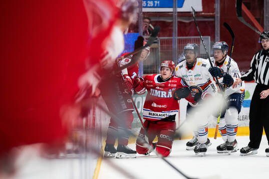Timrås Sebastian Hartmann får hjälp av lagkamrater och