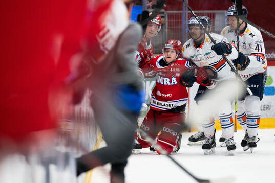 Timrås Sebastian Hartmann får hjälp av lagkamrater och