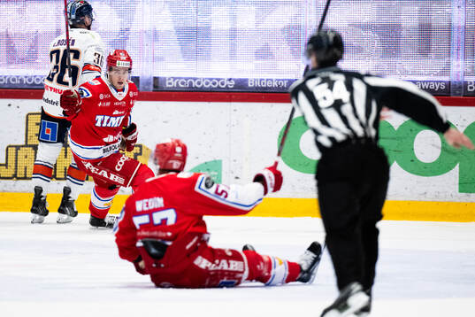 Timrås Filip Hållander jublar mot Anton Wedin