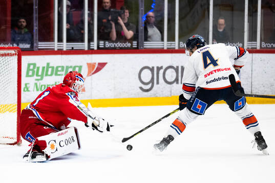 Timrås målvakt Tim Juel och Växjös Keegan Lowe