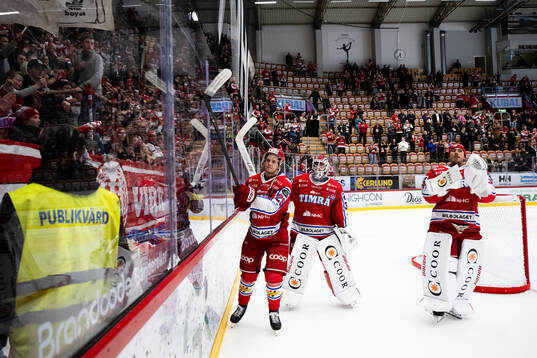Timrås Filip Hållander och målvakt Tim Juel jublar