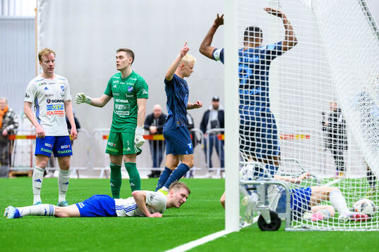 IFK Luleås målvakt Rasmus Juhani Aspholm deppar och