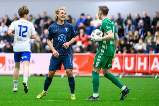 Malmö FFs Sebastian Nanasi och IFK Luleås målvakt Rasmus