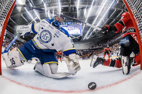 Leksands målvakt Filip Larsson och Luleås Pontus