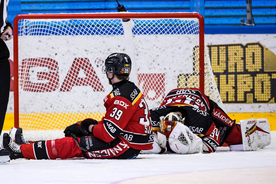 Luleås Pontus Själin och Luleås målvakt Joel