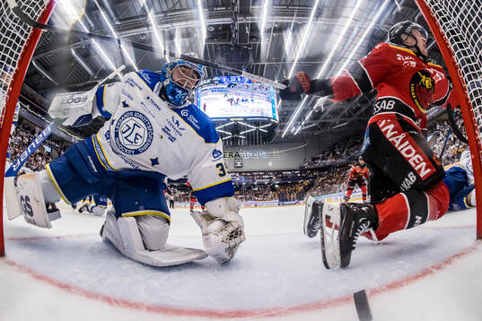 Leksands målvakt Filip Larsson och Luleås Pontus